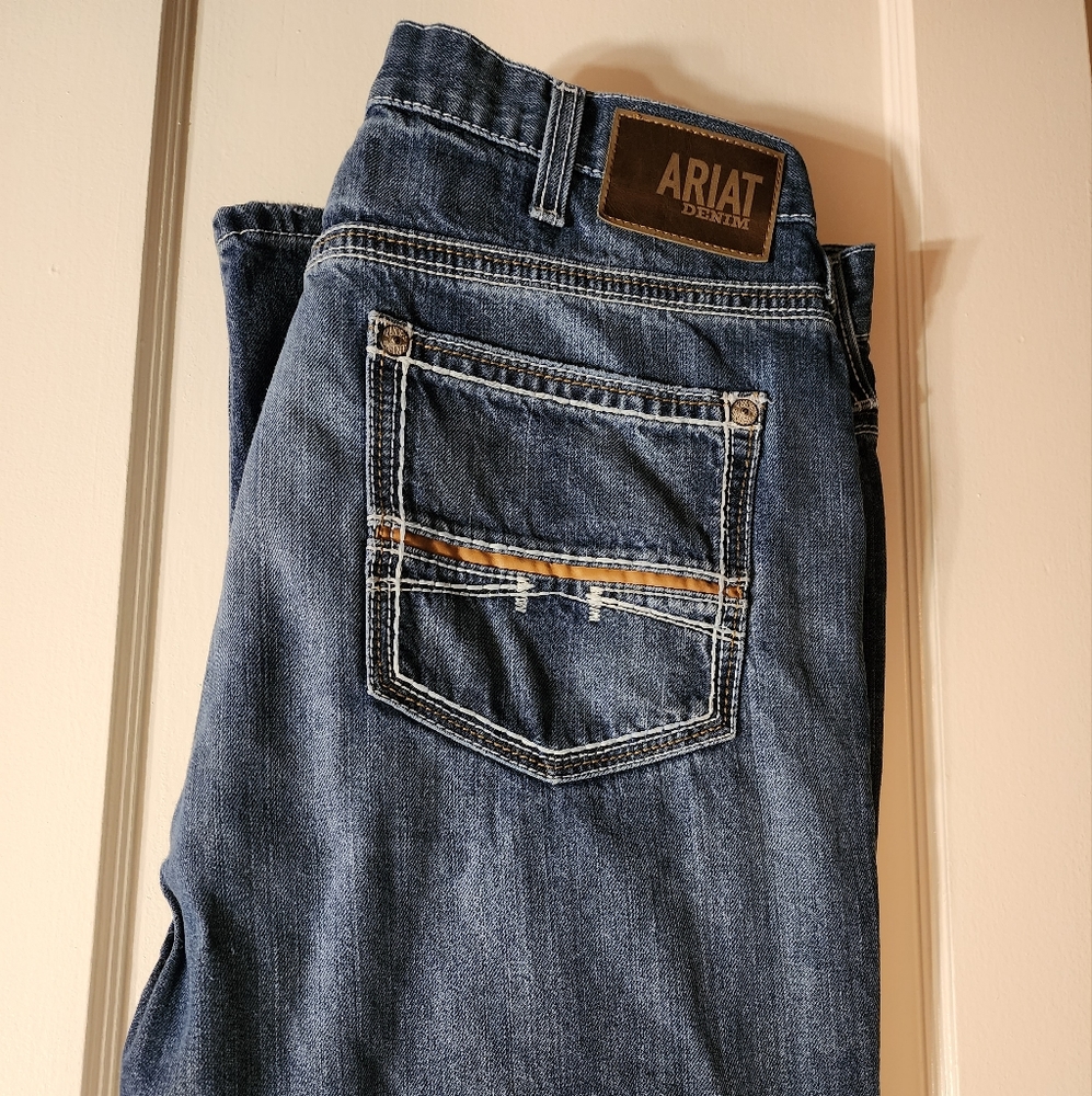 Mens Ariat blue jeans 40x30 like new only worn once or twice.
